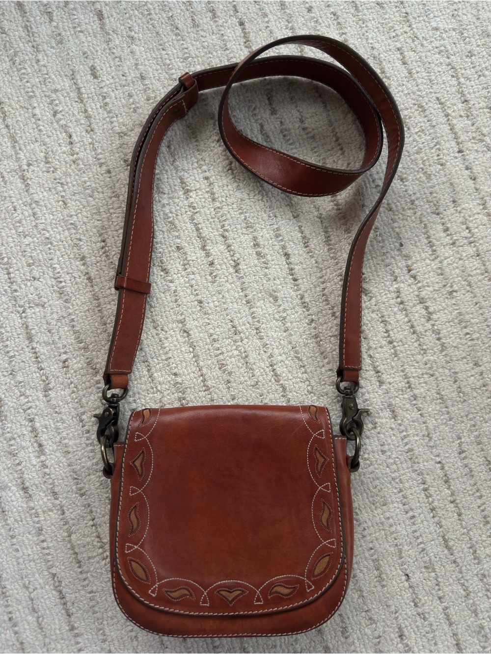 FRYE Cognac Brown Leather Saddle Bag Crossbody Western Stitched Cutout Flap⁠